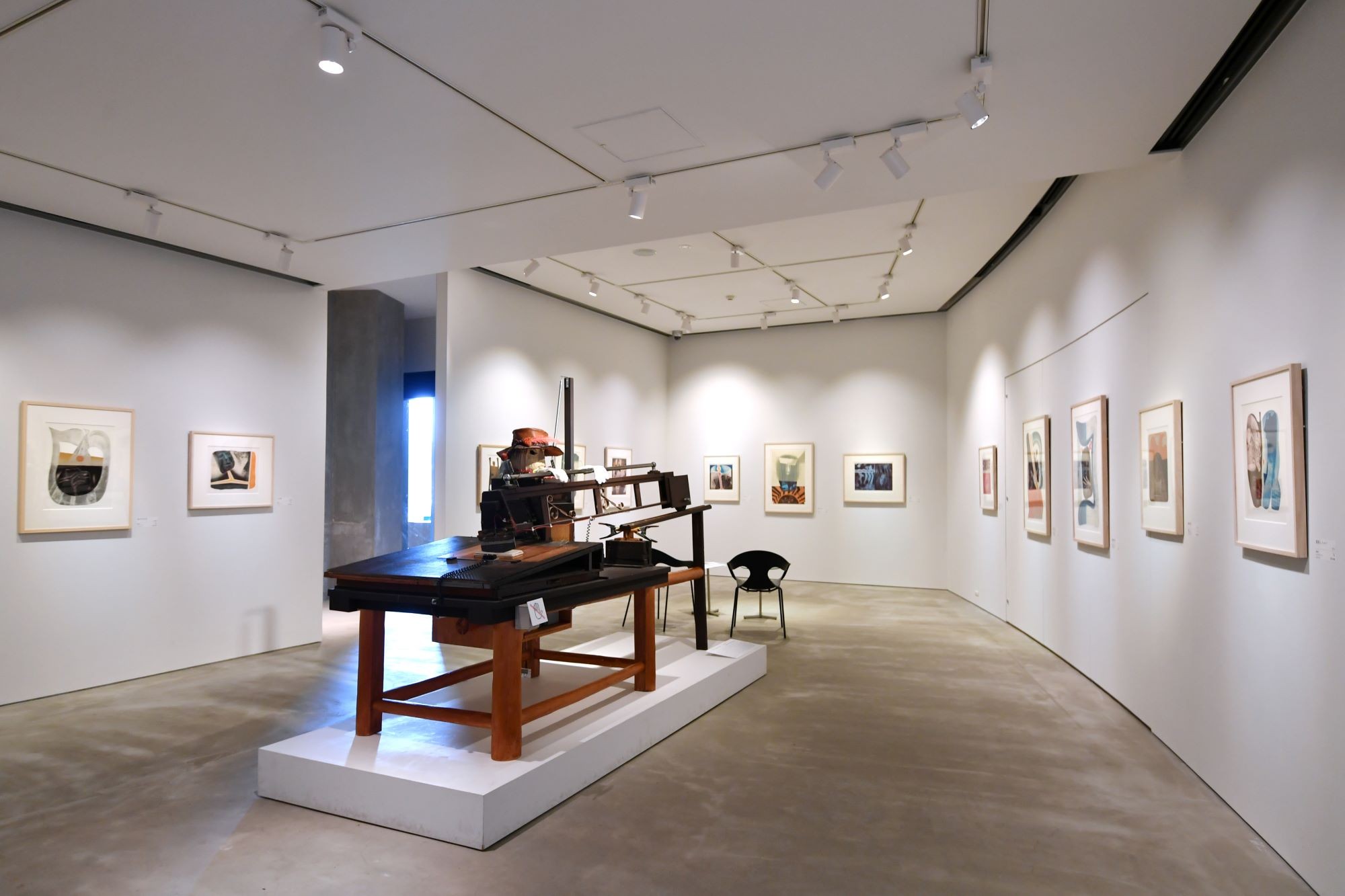 常設展示室では、日本を代表する銅版画家であり、市原市名誉市民である深沢幸雄（元 本学版画専攻教授）の作品約500点を中心に収蔵展示を行っている。
