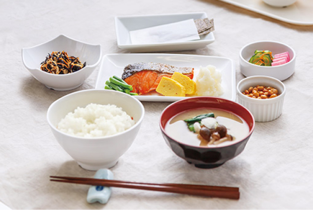 和食の朝食セット、ご飯とみそ汁、焼き魚と小鉢数品。