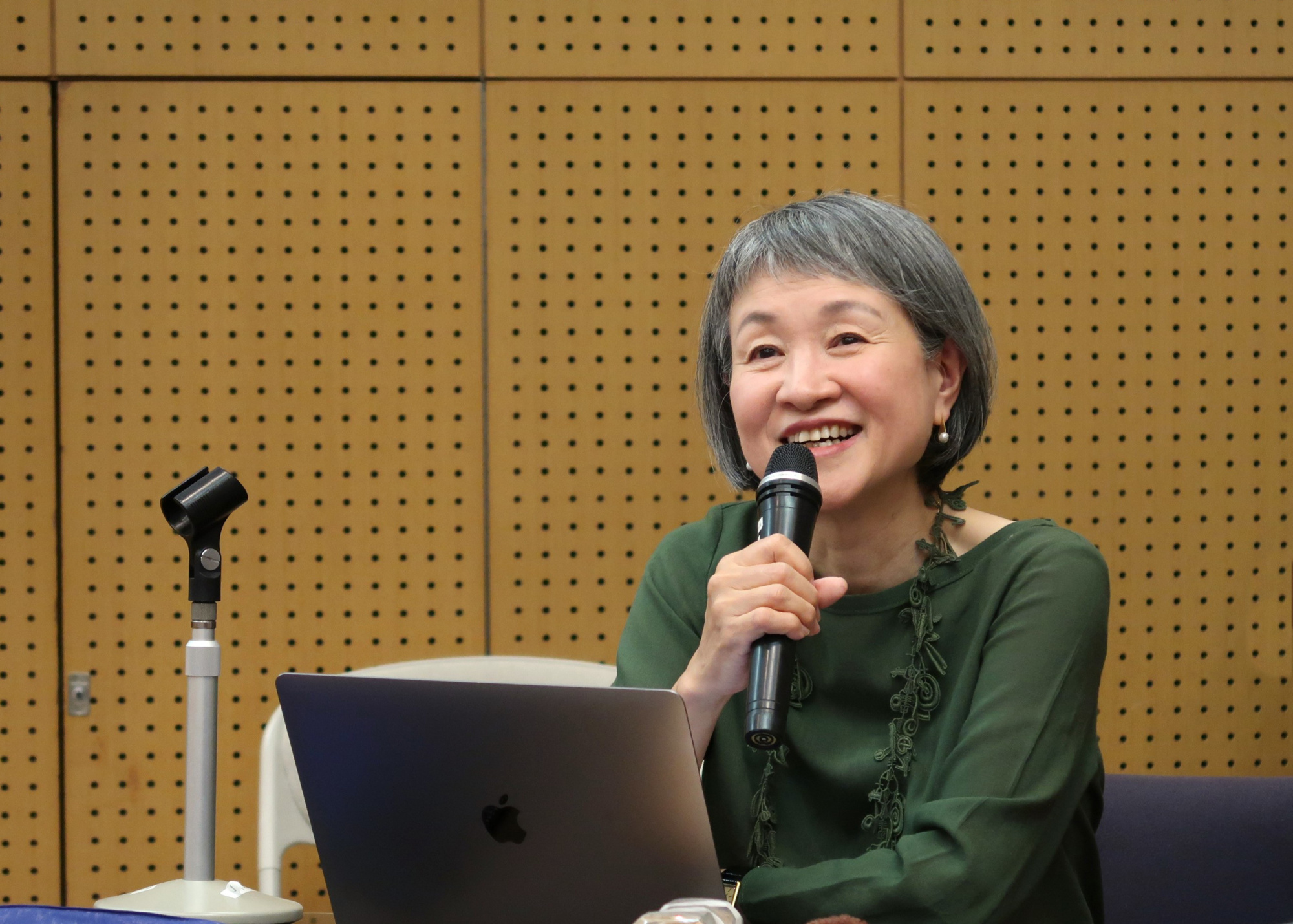 特別講義で学生に語りかける須藤玲子客員教授