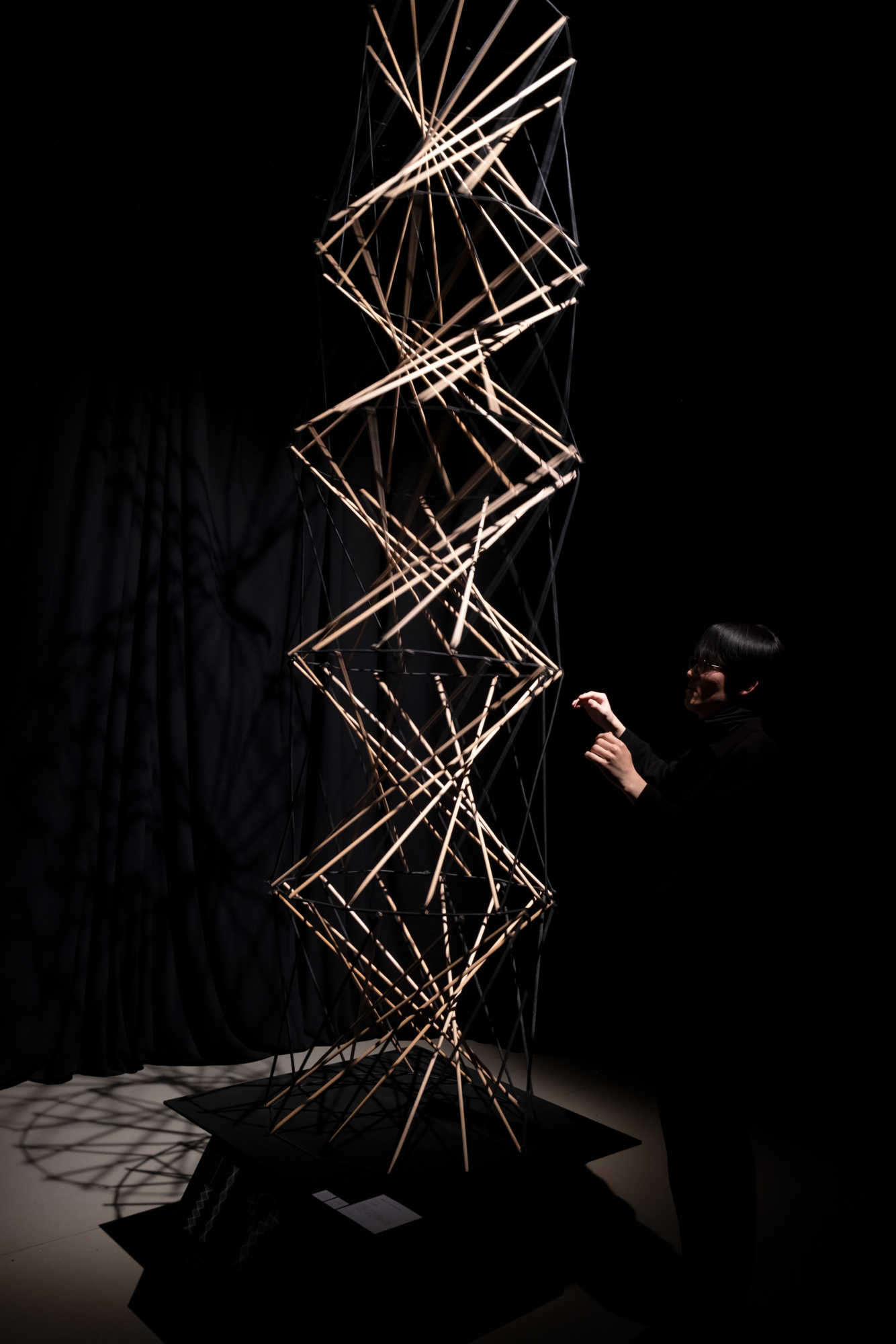 宝池 蕉英 《揺らぐテンセグリティタワー》 | 多摩美術大学