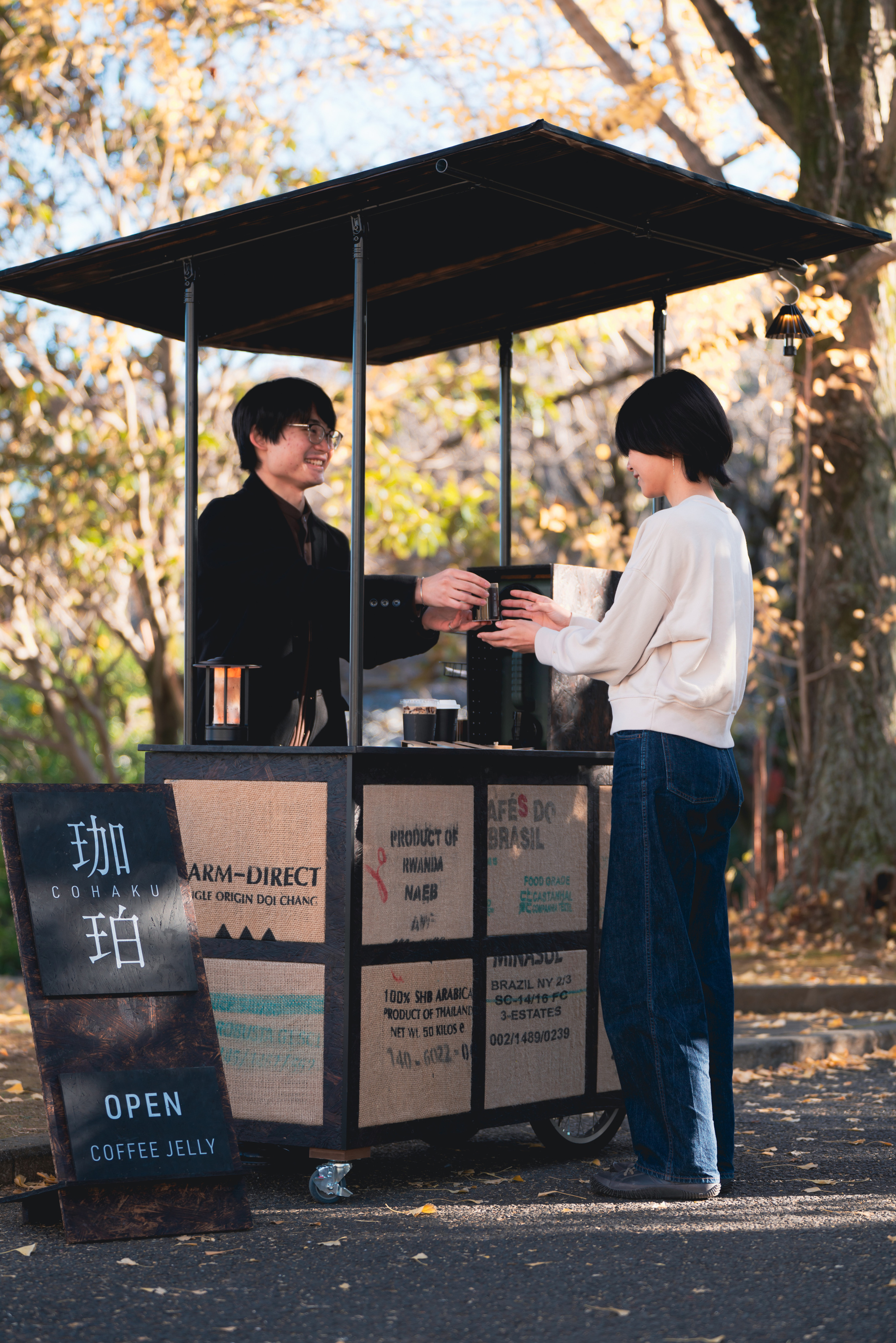 手塚 奏汰 《珈琲の魅力を伝えるゼリー屋台 「珈珀」》 | 多摩美術大学
