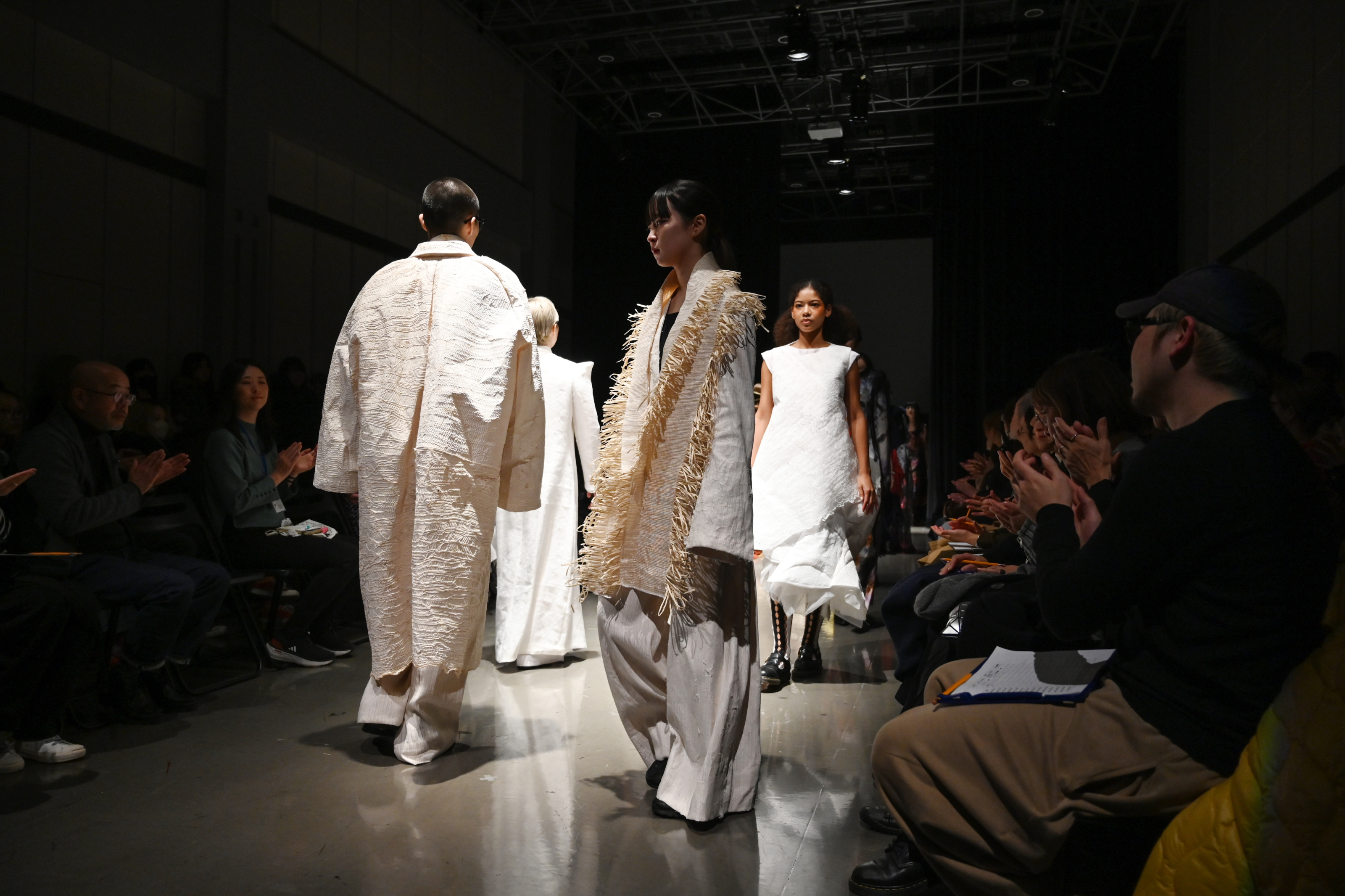 テキスタイルデザイン3・4年生がファッションショー「Walking